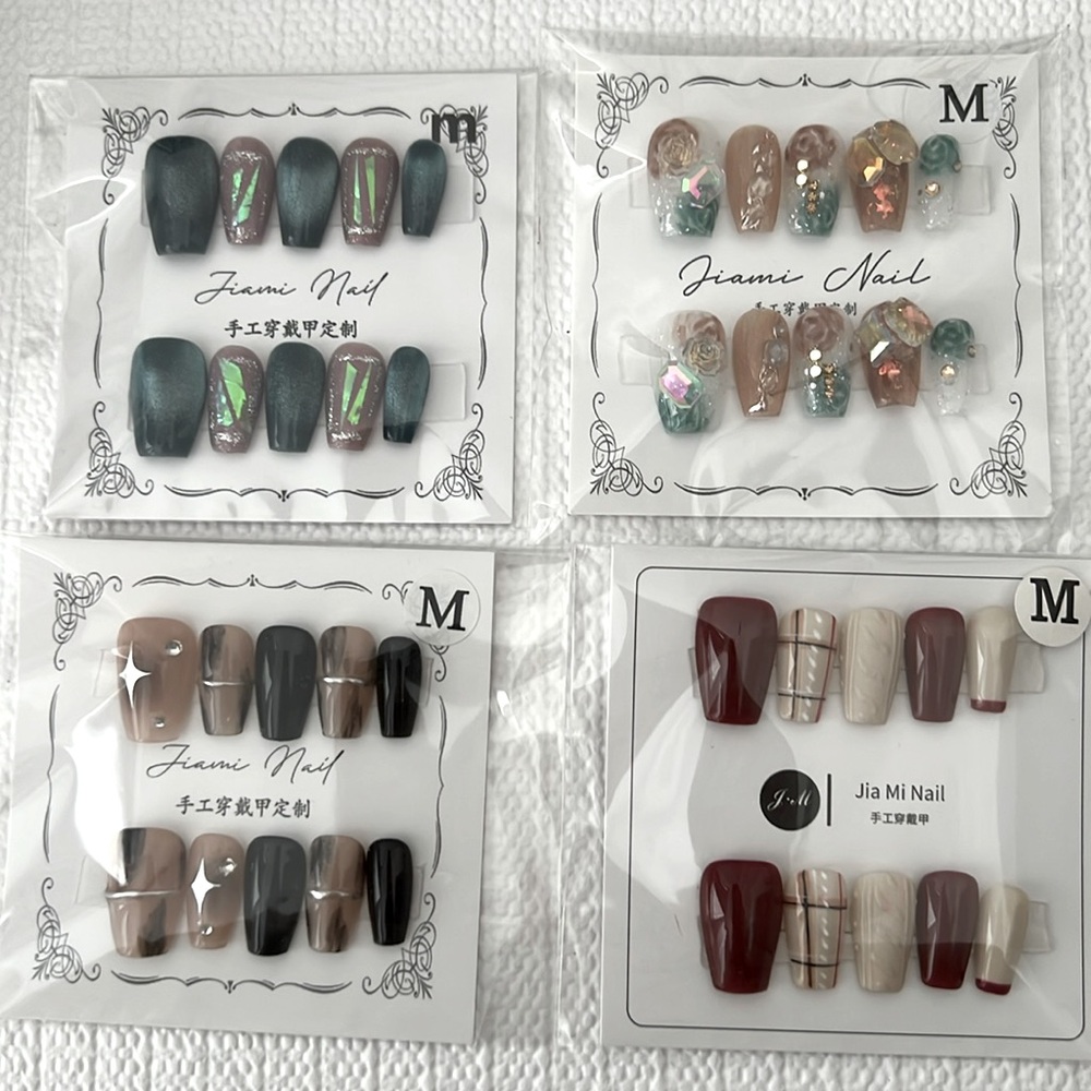 Brand new set of 4 Press on nails, size M